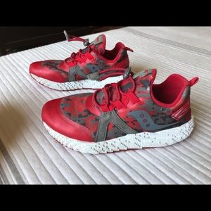 Kids size 13 saucony sneakers with bungee laces